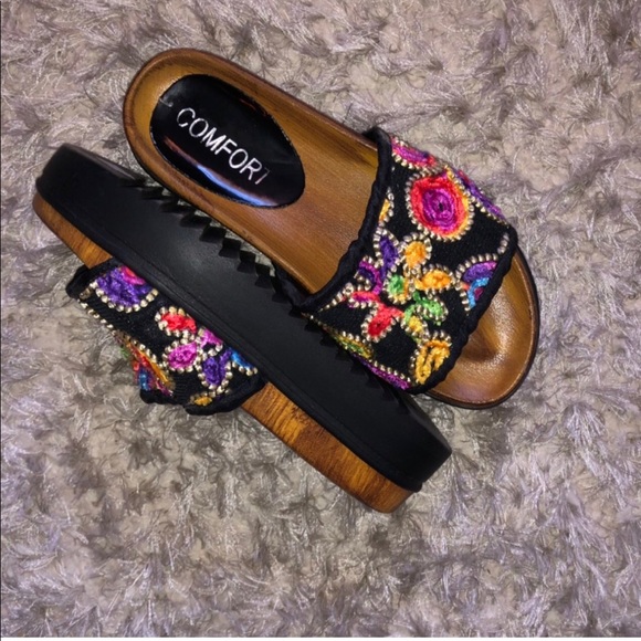 The cutest platform sandals✨ - Picture 2 of 4